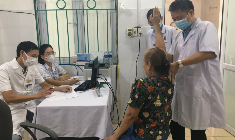 Cán bộ tiếp nhận hồ sơ làm hộ chiếu làm việc chuyên nghiệp.