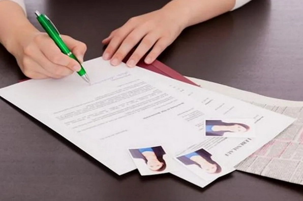 Công chứng sơ yếu lý lịch cần mang theo giấy chứng minh nhân dân hoặc hộ chiếu