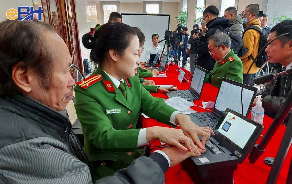 Công dân lấy vân tay cho thẻ căn cước công dân gắn chip