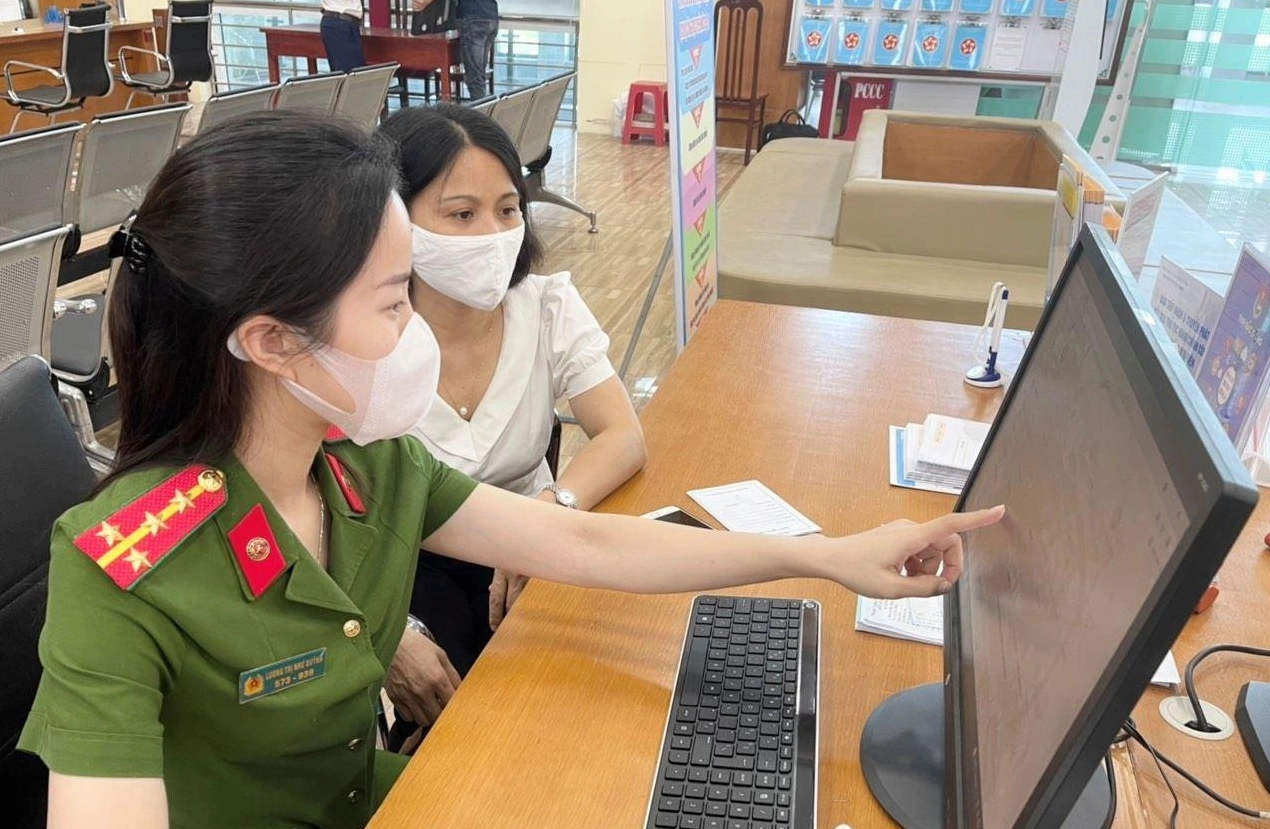 Đến cơ quan công an xã để xin giấy xác nhận cư trú