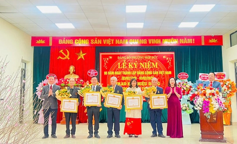 Lễ trao tặng huy hiệu Đảng viên
