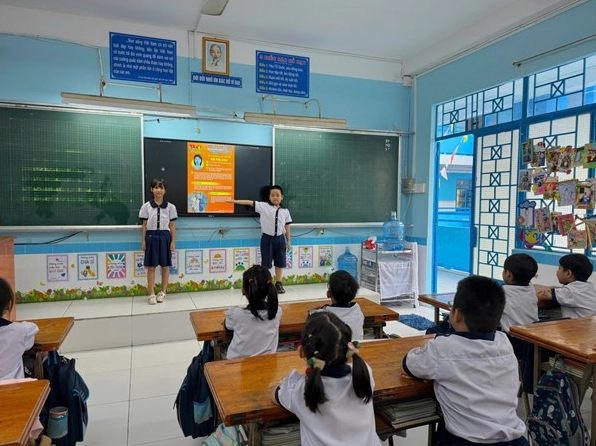 Liên đội trường nguyễn thanh tuyên truyền về gương các anh hùng nhỏ tuổi tháng 1