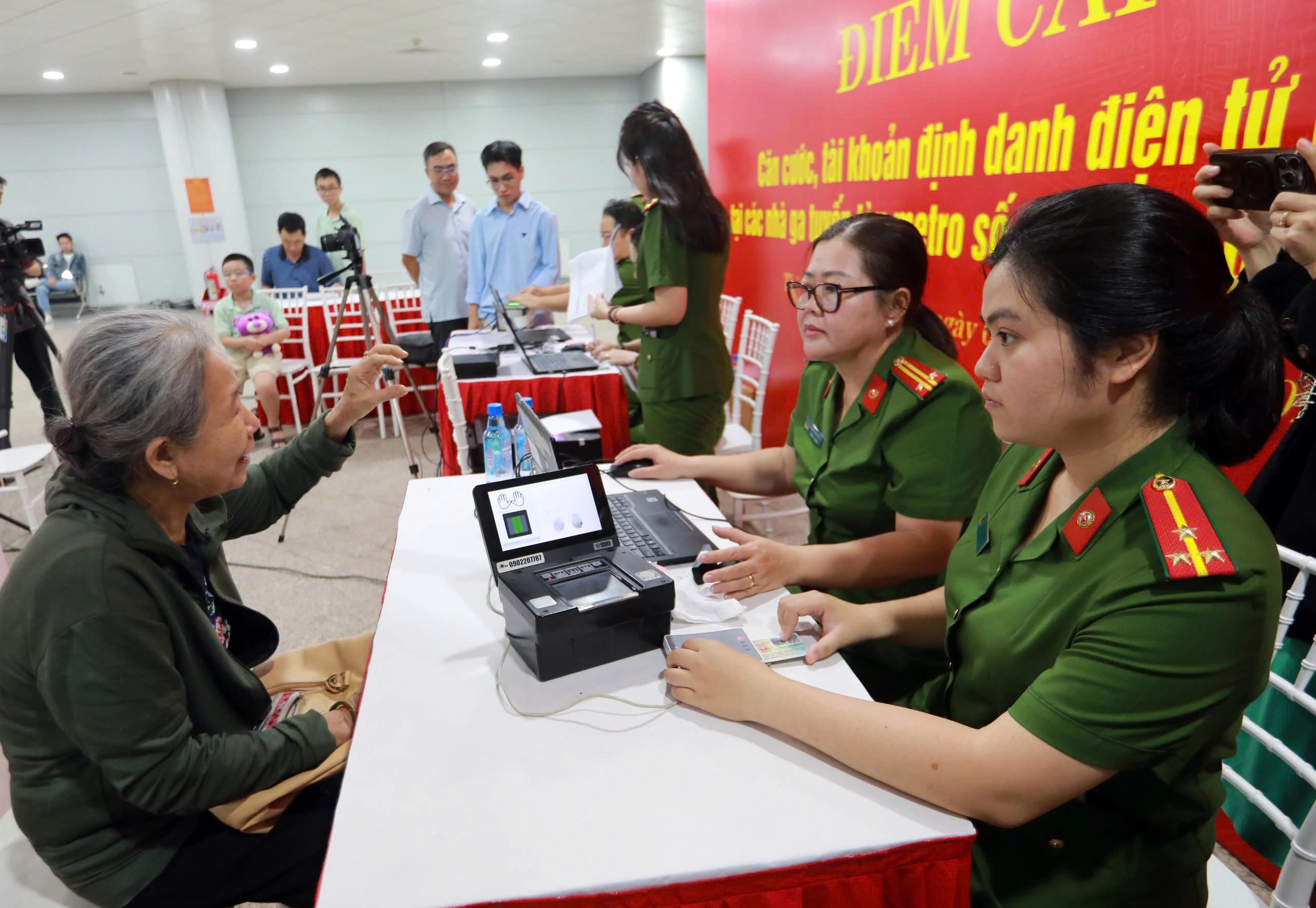 Người dân làm thủ tục căn cước công dân