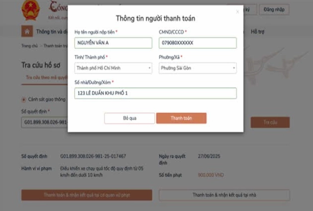 Người dân tìm hiểu về cách nộp phạt vi phạm giao thông.
