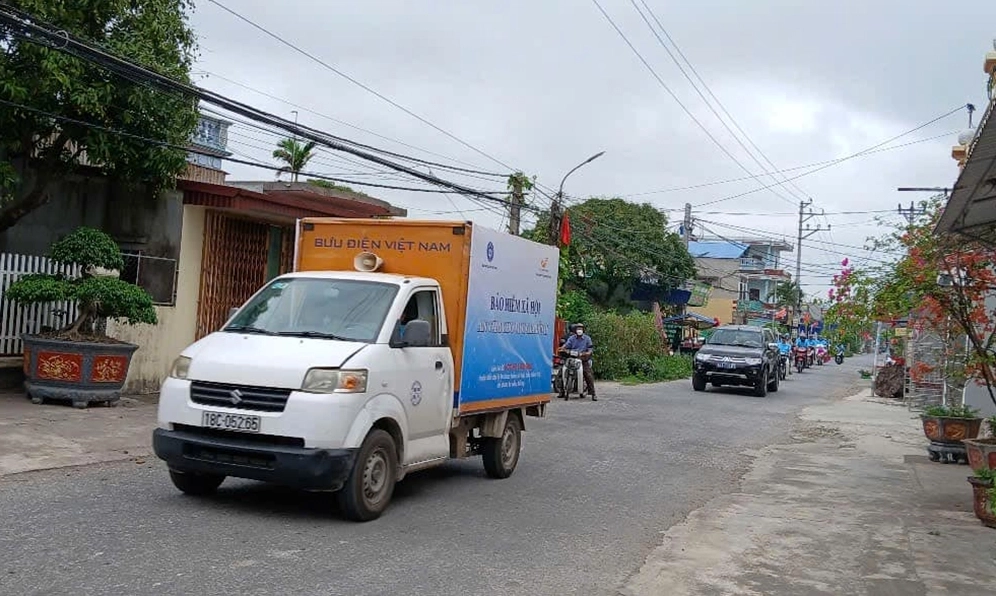 BHXH cơ sở Giao Thủy tuyên truyền lưu động chính sách BHXH tự nguyện, BHYT hộ gia đình.
