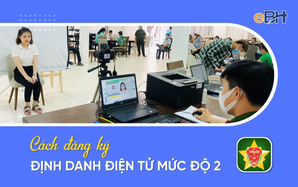 Cán bộ công an hỗ trợ đăng ký định danh điện tử mức 2