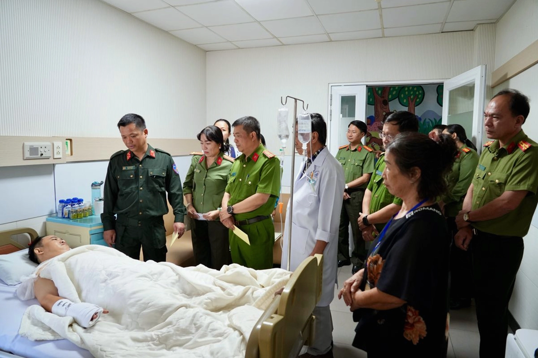 Cán bộ công an hướng dẫn thủ tục làm Căn cước công dân