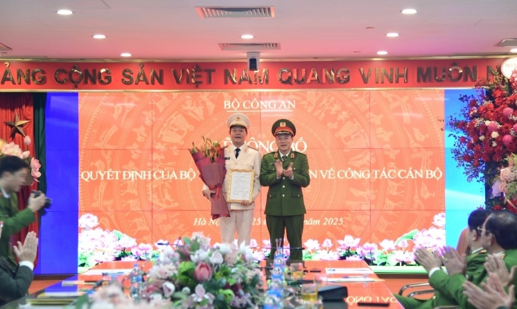 Cán bộ Công an làm thủ tục cấp Căn cước công dân