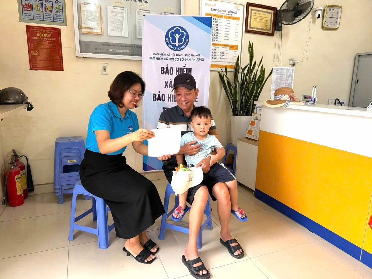 Chế độ thai sản đối với lao động nữ vừa sinh con vừa nhận con nuôi cùng thời điểm
