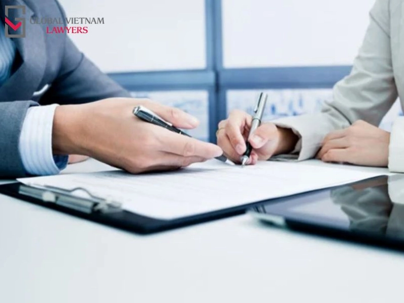 Luật sư đang làm việc với hợp đồng tài trợ
