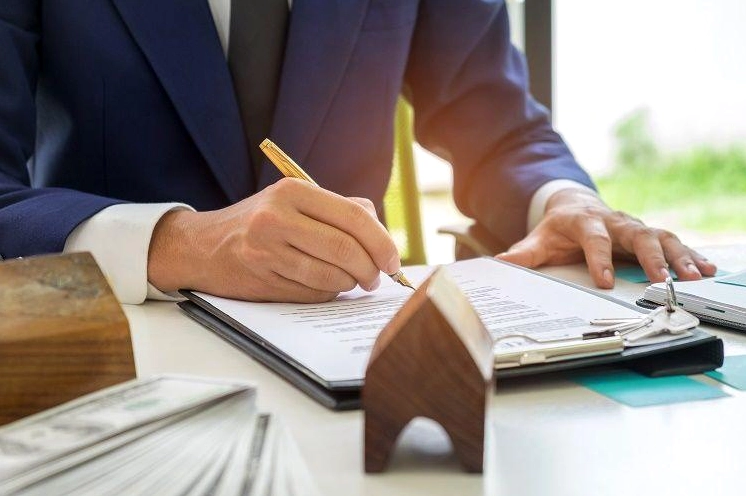 Người đang viết tay mẫu đơn cho tặng đất