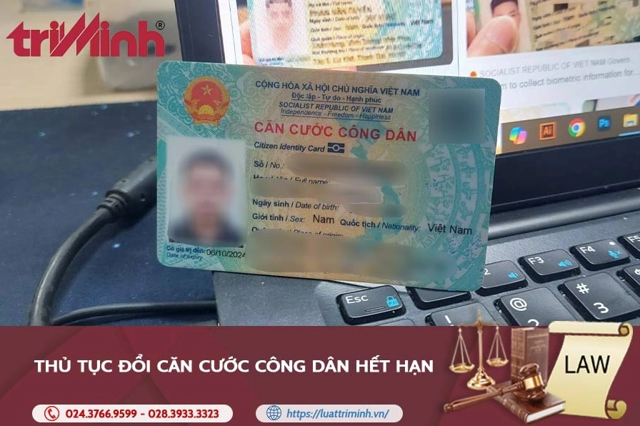 Nơi đổi CCCD hết hạn - Cán bộ công an tiếp nhận hồ sơ