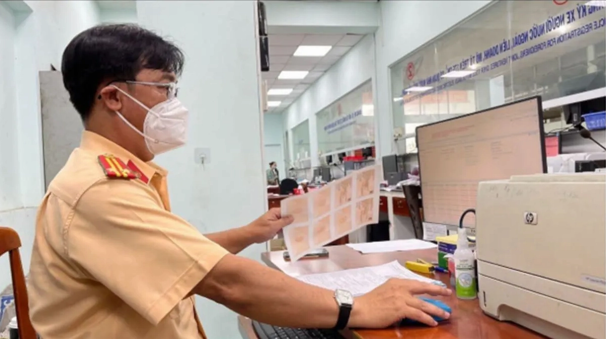 Nộp tiền trực tiếp cho người có thẩm quyền xử phạt