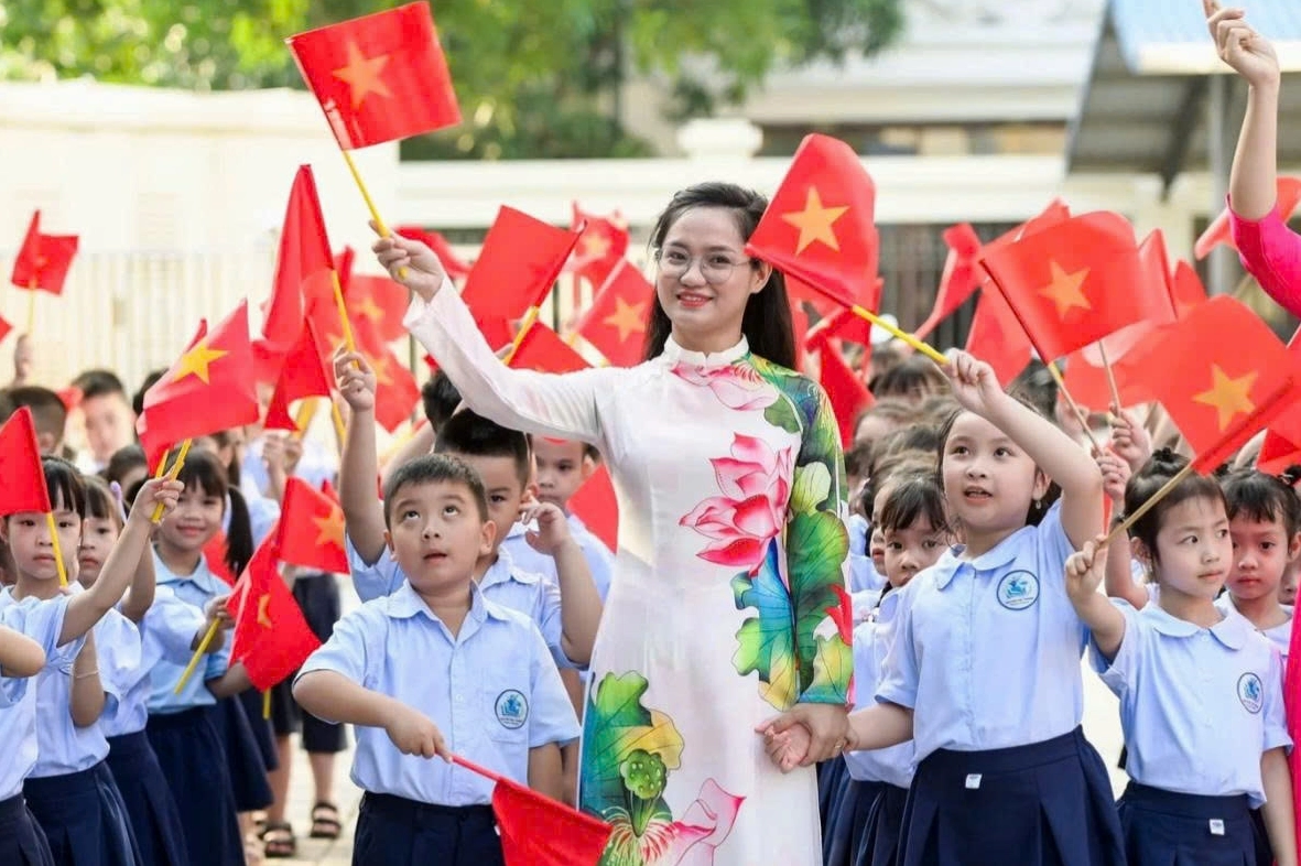 Nữ sinh tháng 10/1972 có 2 năm hoàn thành nhiệm vụ khi nào được nghỉ hưu sớm theo Nghị định số 154/2025/NĐ-CP?